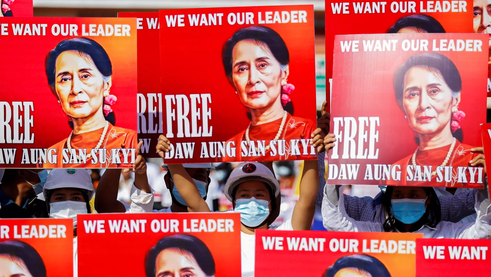 Người biểu tình mang áp phích in hình bà Aung San Suu Kyi ở Myanmar.