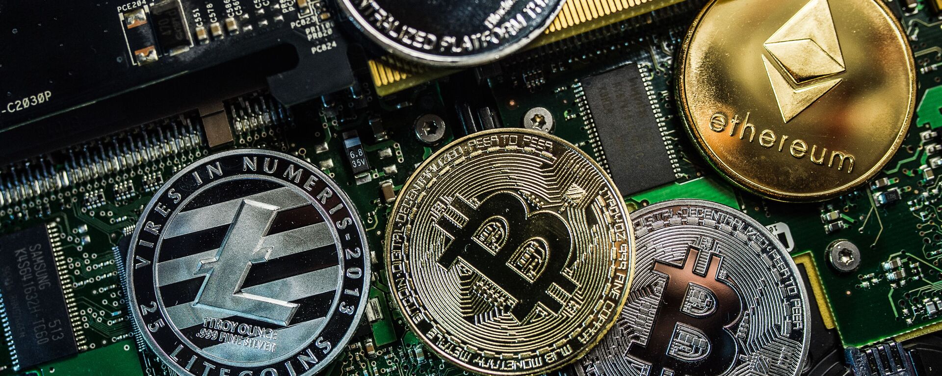 Bitcoin, Litecoin и Ethereum - Sputnik Việt Nam, 1920, 16.02.2021