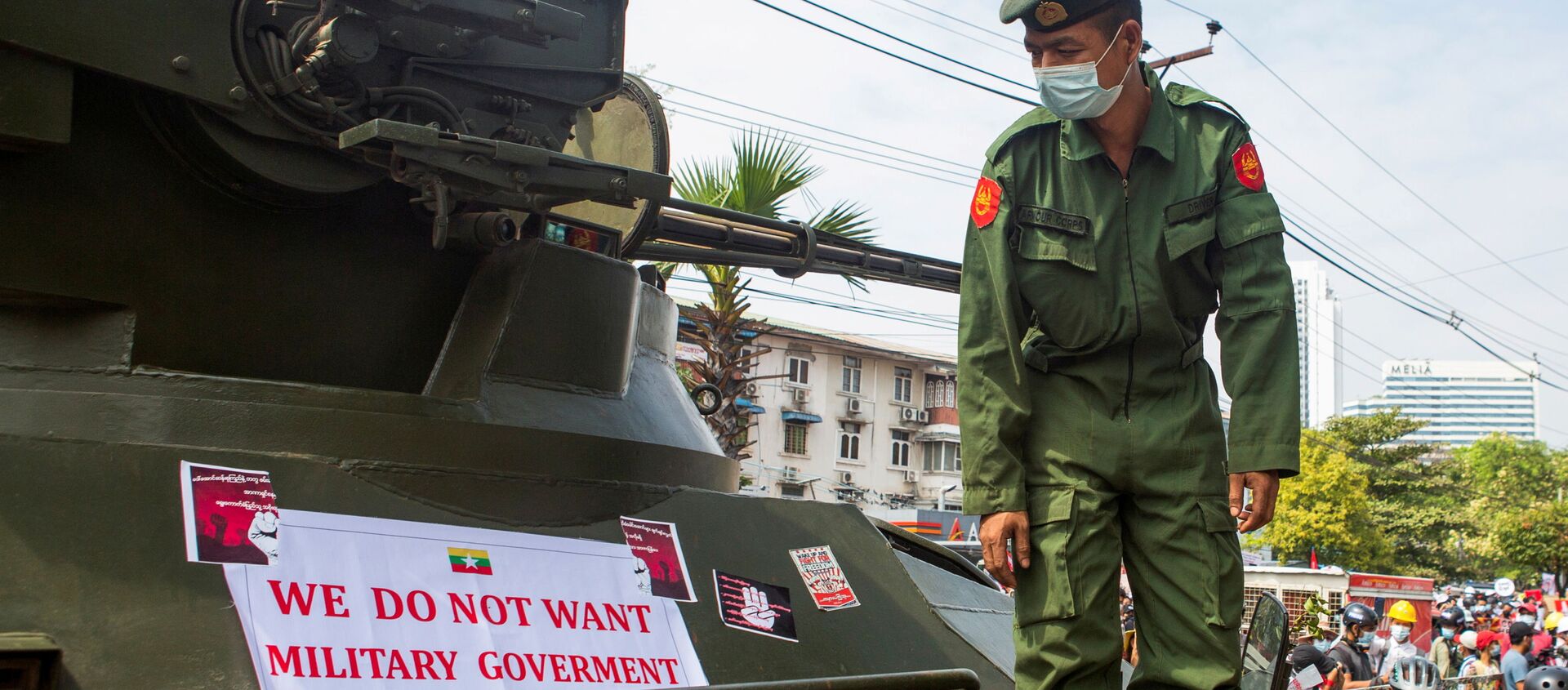 Người lính bên cạnh tấm áp phích ở Yangon, Myanmar. - Sputnik Việt Nam, 1920, 16.02.2021