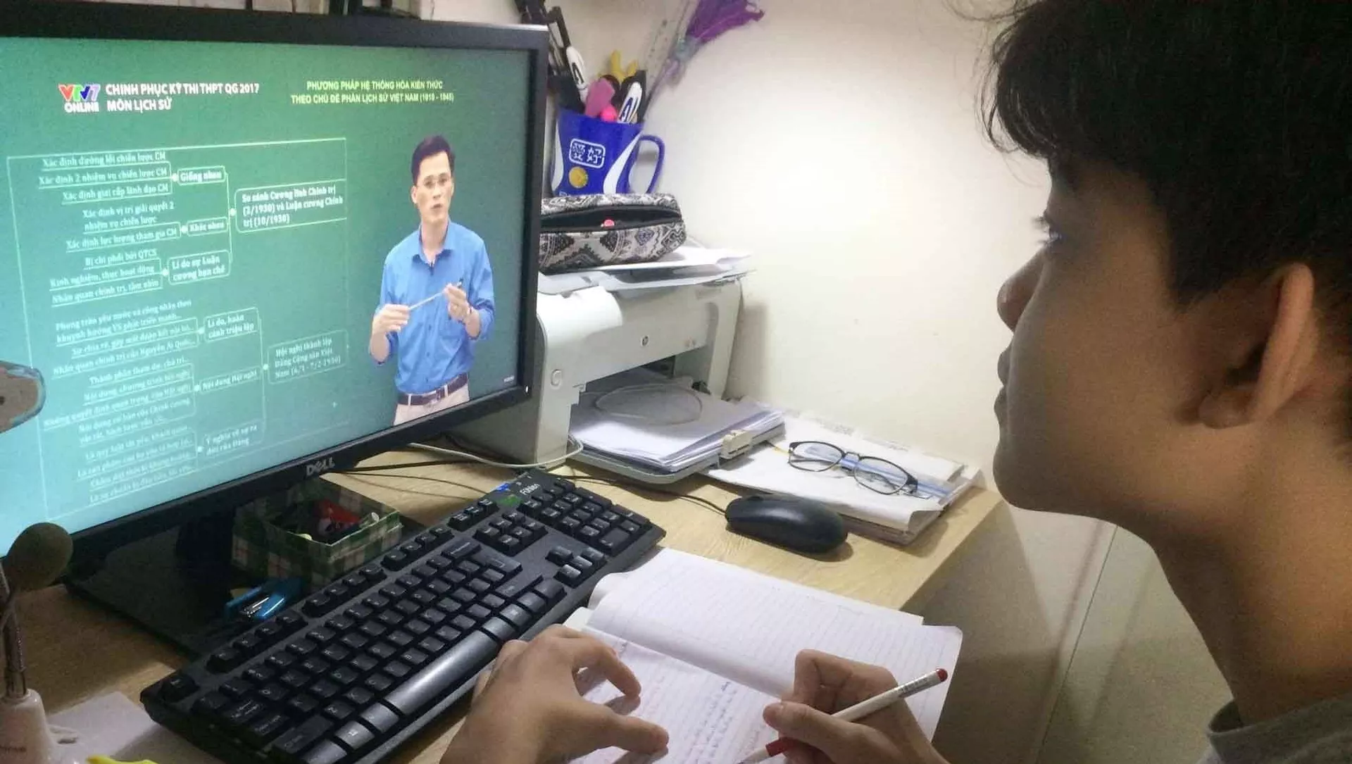 Học sinh lớp 9 trường THCS Thái Thịnh (Đống Đa, Hà Nội) học trực tuyến trong sáng 17/2.