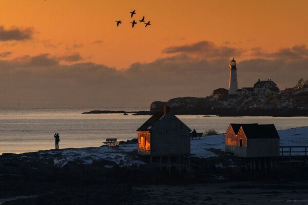 Du khách đến Fishermen's Point trong lúc mặt trời mọc ở Nam Portland, Maine - Sputnik Việt Nam