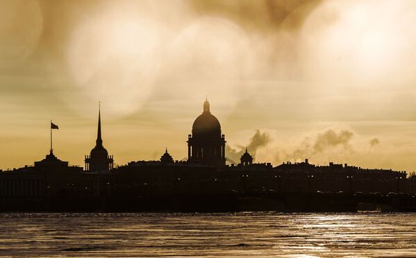 Quang cảnh Nhà thờ thánh St. Isaac và tòa nhà trụ sở Bộ Hải quân Nga ở St.Petersburg - Sputnik Việt Nam