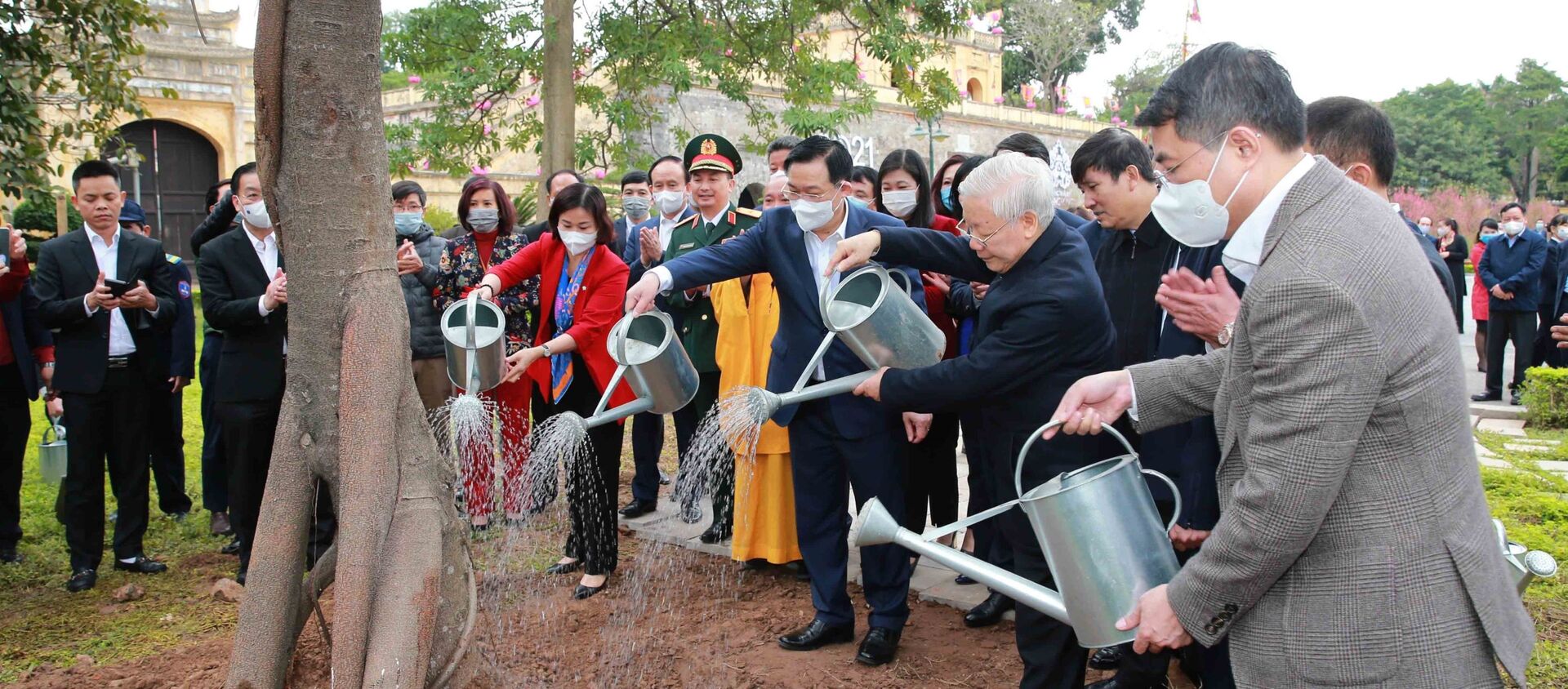 Tổng Bí thư, Chủ tịch nước Nguyễn Phú Trọng trồng cây lưu niệm tại Khu Di tích Hoàng Thành Thăng Long. - Sputnik Việt Nam, 1920, 17.02.2021