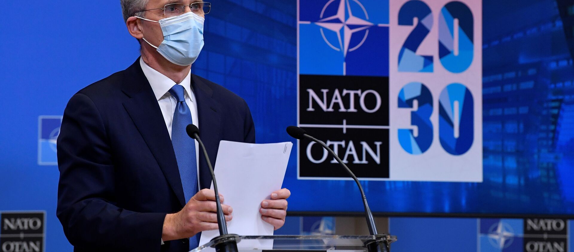 Tổng thư ký NATO Jens Stoltenberg tại một hội nghị truyền hình với những người đứng đầu bộ quốc phòng các nước liên minh - Sputnik Việt Nam, 1920, 18.02.2021