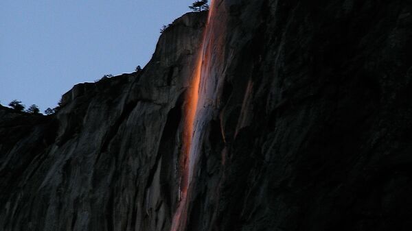 Cư dân mạng đang bàn tán sôi nổi về hác nước lửa ở Thung lũng Yosemite, California - Sputnik Việt Nam