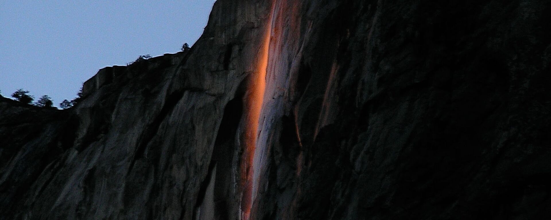 Cư dân mạng đang bàn tán sôi nổi về hác nước lửa ở Thung lũng Yosemite, California - Sputnik Việt Nam, 1920, 18.02.2021