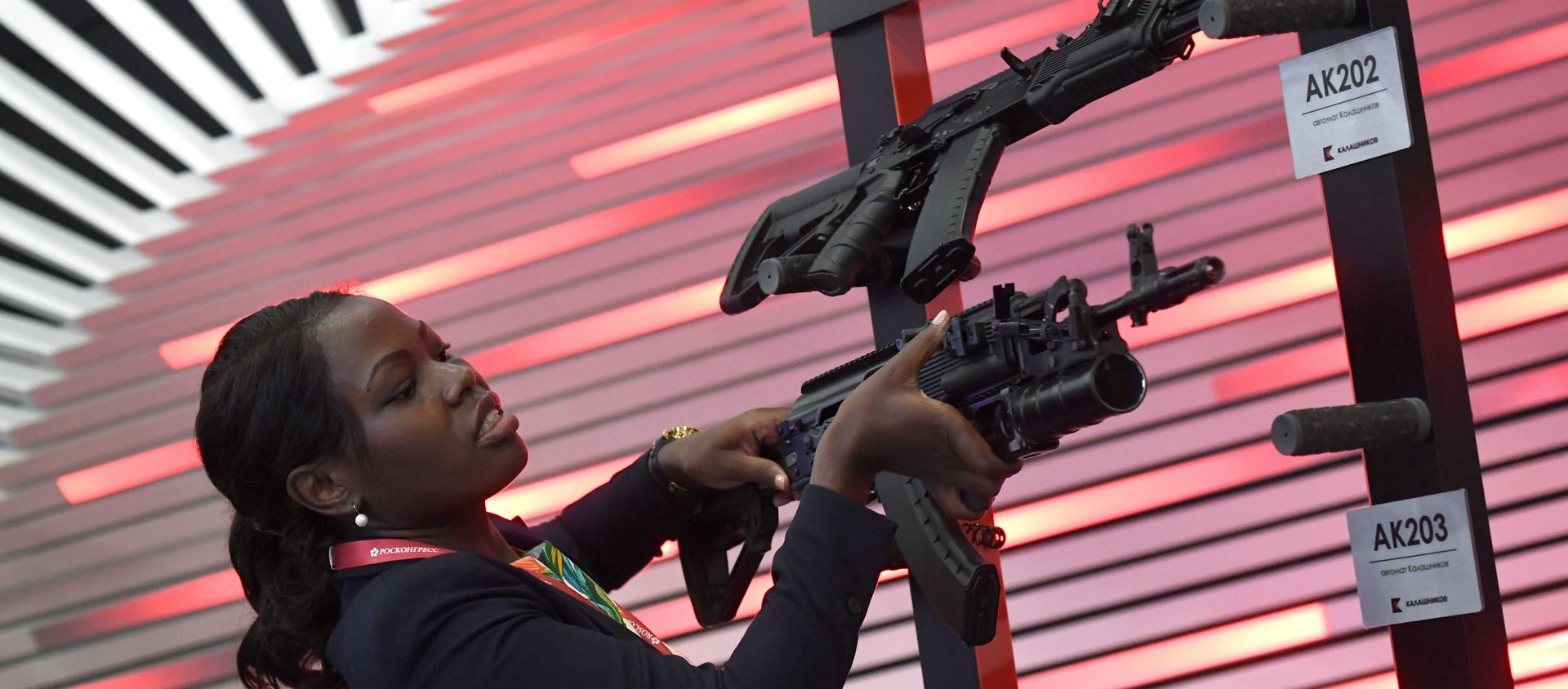 Khách tham quan SPIEF 2019 nghiên cứu súng trường tấn công AK203 Kalashnikov - Sputnik Việt Nam, 1920, 19.02.2021