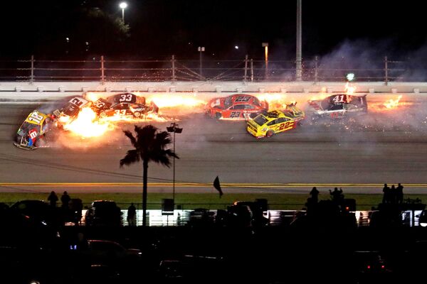 Các tay đua NASCAR Cup gặp nạn trong cuộc đua Daytona 500 - Sputnik Việt Nam