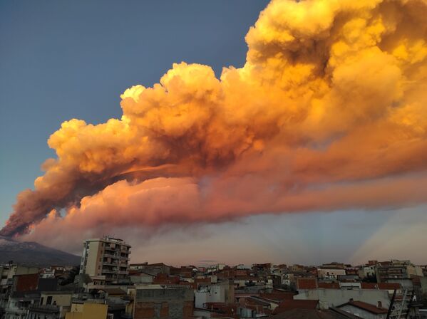 Núi lửa Etna phun trào ở Ý - Sputnik Việt Nam