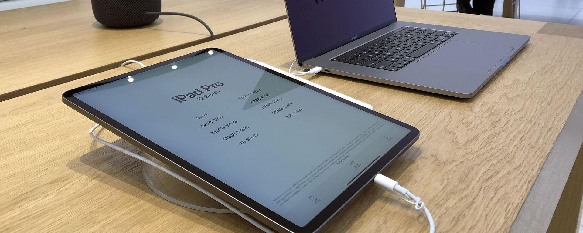 iPad Pro và Macbook Pro - Sputnik Việt Nam, 1920, 19.03.2021