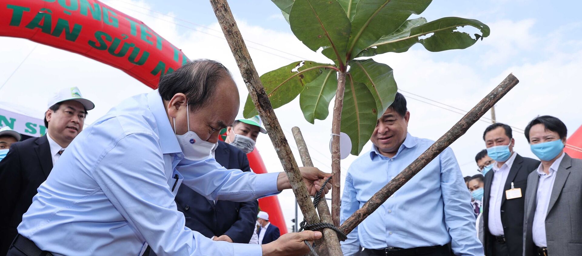 Thủ tướng Nguyễn Xuân Phúc tham gia trồng cây Xuân Tân Sửu năm 2021. - Sputnik Việt Nam, 1920, 20.02.2021