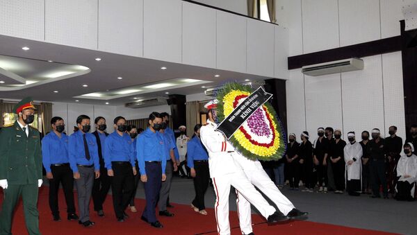 Đoàn đại biểu Trung ương Đoàn TNCS Hồ Chí Minh do đồng chí Nguyễn Ngọc Lương, Bí thư Trung ương Đoàn dẫn đầu, viếng đồng chí Trương Vĩnh Trọng. - Sputnik Việt Nam