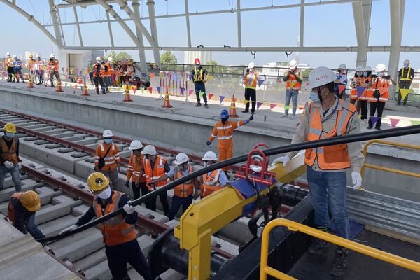 Thi công kéo cáp trên tuyến metro số 1. - Sputnik Việt Nam