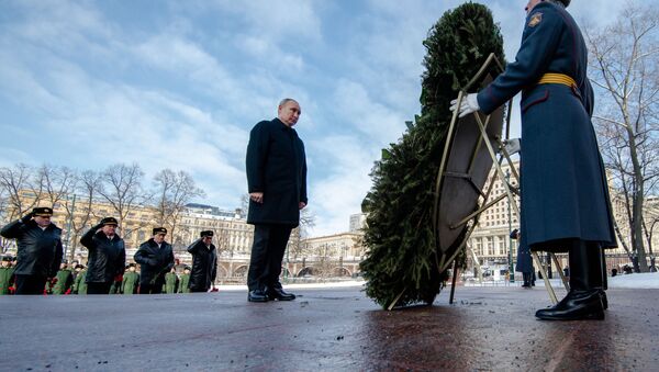 Tổng thống Nga Vladimir Putin đặt vòng hoa trước Mộ Người lính Vô danh trong Vườn Alexander bên tường Điện Kremlin nhân Ngày Chiến sĩ Bảo vệ Tổ quốc. - Sputnik Việt Nam