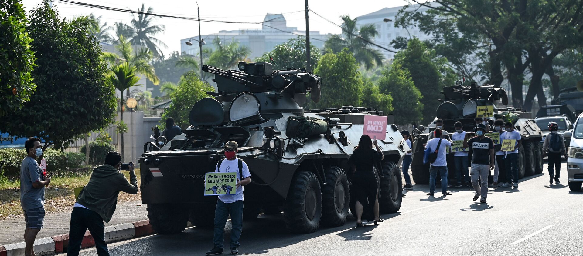 Người biểu tình tụ tập bên cạnh xe quân sự, Yangon ngày 15/2/2021 - Sputnik Việt Nam, 1920, 24.02.2021