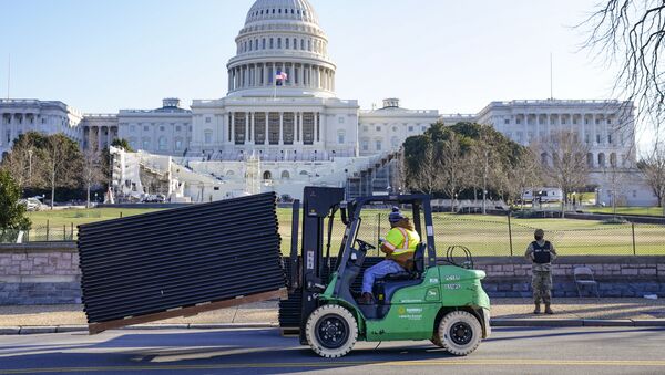 Công nhân lắp hàng rào sau vụ tấn công vào Điên Capitol ở Washington - Sputnik Việt Nam