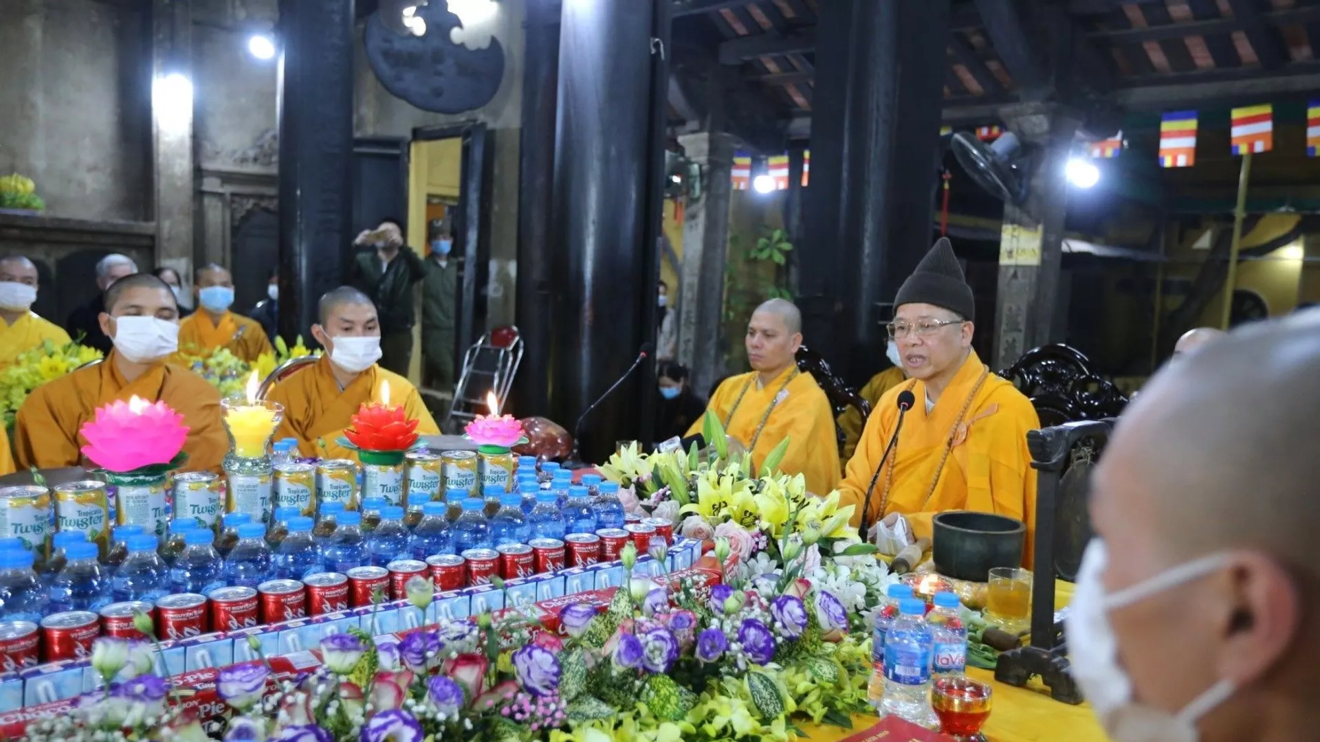 Các sư thầy làm lễ cầu an bên trong Chùa Phúc Khánh (quận Đống Đa, Hà Nội).