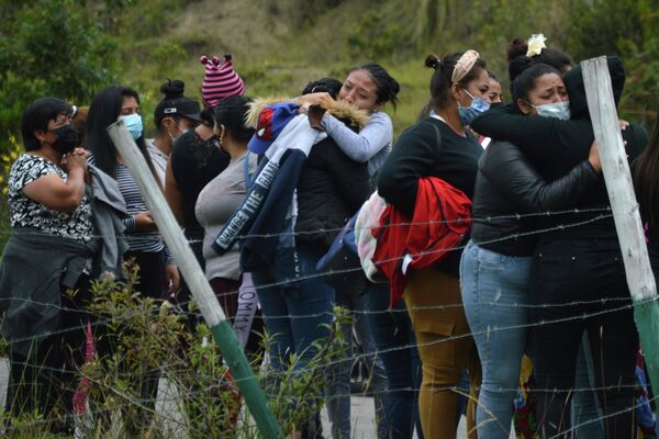 Người thân của các tù nhân cạnh nhà tù Turi ở Ecuador - Sputnik Việt Nam