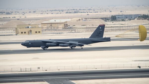 Máy bay ném bom chiến lược Boeing B-52 Stratofortress của Không quân Mỹ đến căn cứ không quân Al Udeid, Qatar. - Sputnik Việt Nam