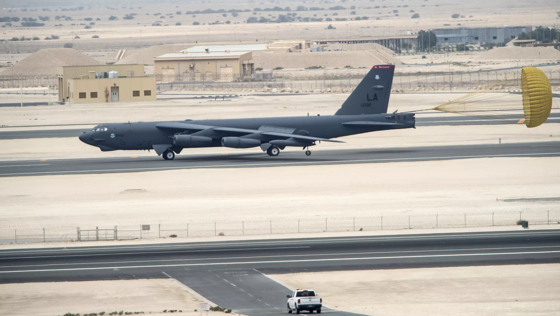 Máy bay ném bom chiến lược Boeing B-52 Stratofortress của Không quân Mỹ đến căn cứ không quân Al Udeid, Qatar.