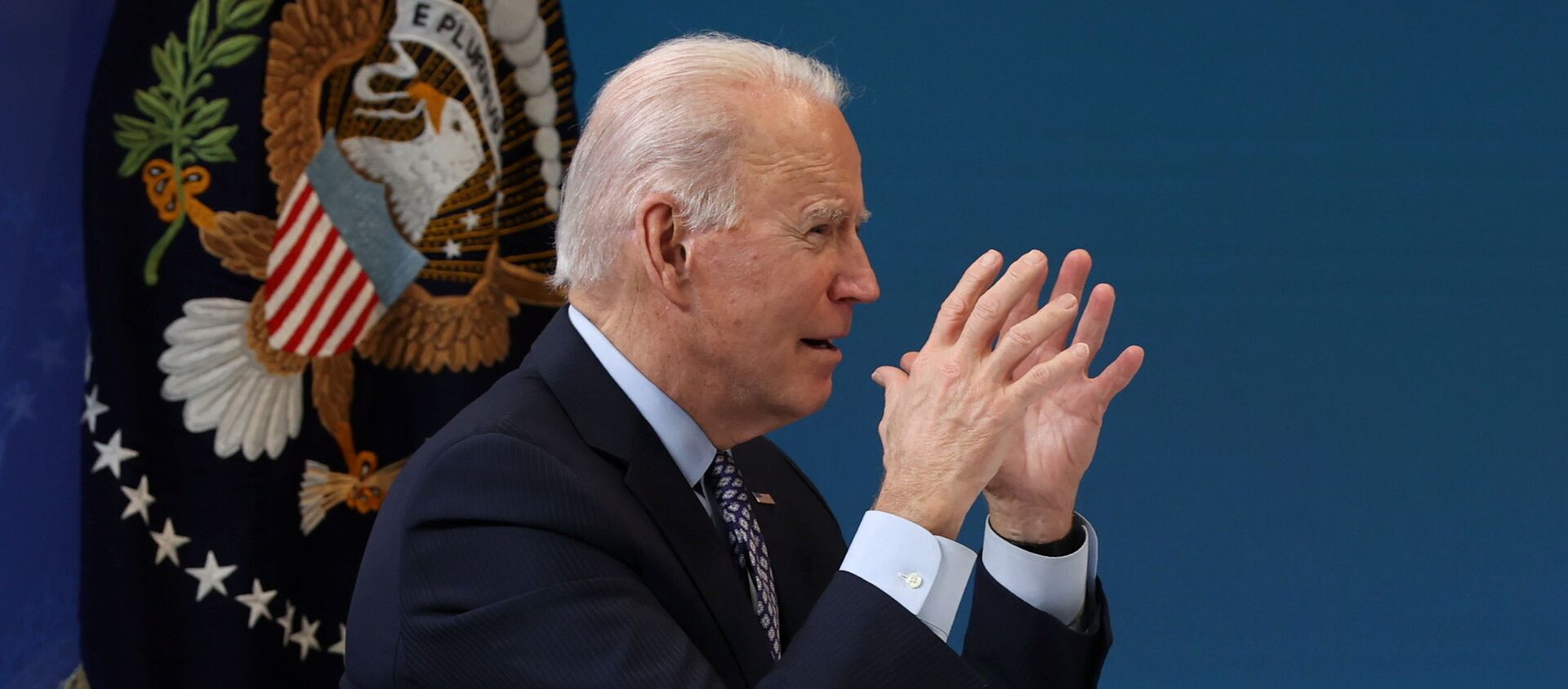 CHÚNG TA. Tổng thống Joe Biden hầu như gửi các nhận xét cho Cuộc họp mùa đông của Hiệp hội Thống đốc Quốc gia từ Thính phòng Tòa án phía Nam tại Nhà Trắng ở Washington, Hoa Kỳ, ngày 25 tháng 2 năm 2021 - Sputnik Việt Nam, 1920, 27.02.2021