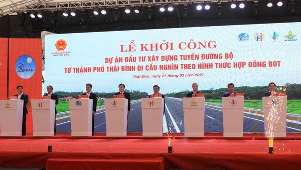 Các đại biểu thực hiện nghi thức phát lệnh khởi công công trình - Sputnik Việt Nam