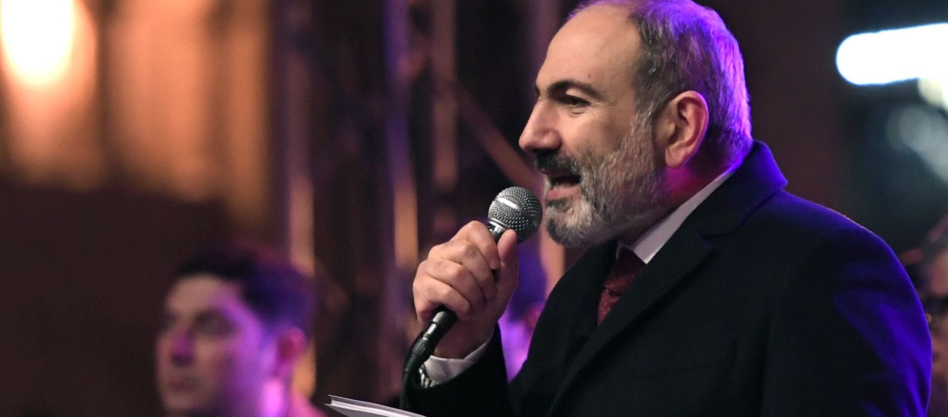 Thủ tướng Armenia Nikol Pashinyan phát biểu trong cuộc mít tinh của những người ủng hộ ông - Sputnik Việt Nam, 1920, 02.03.2021