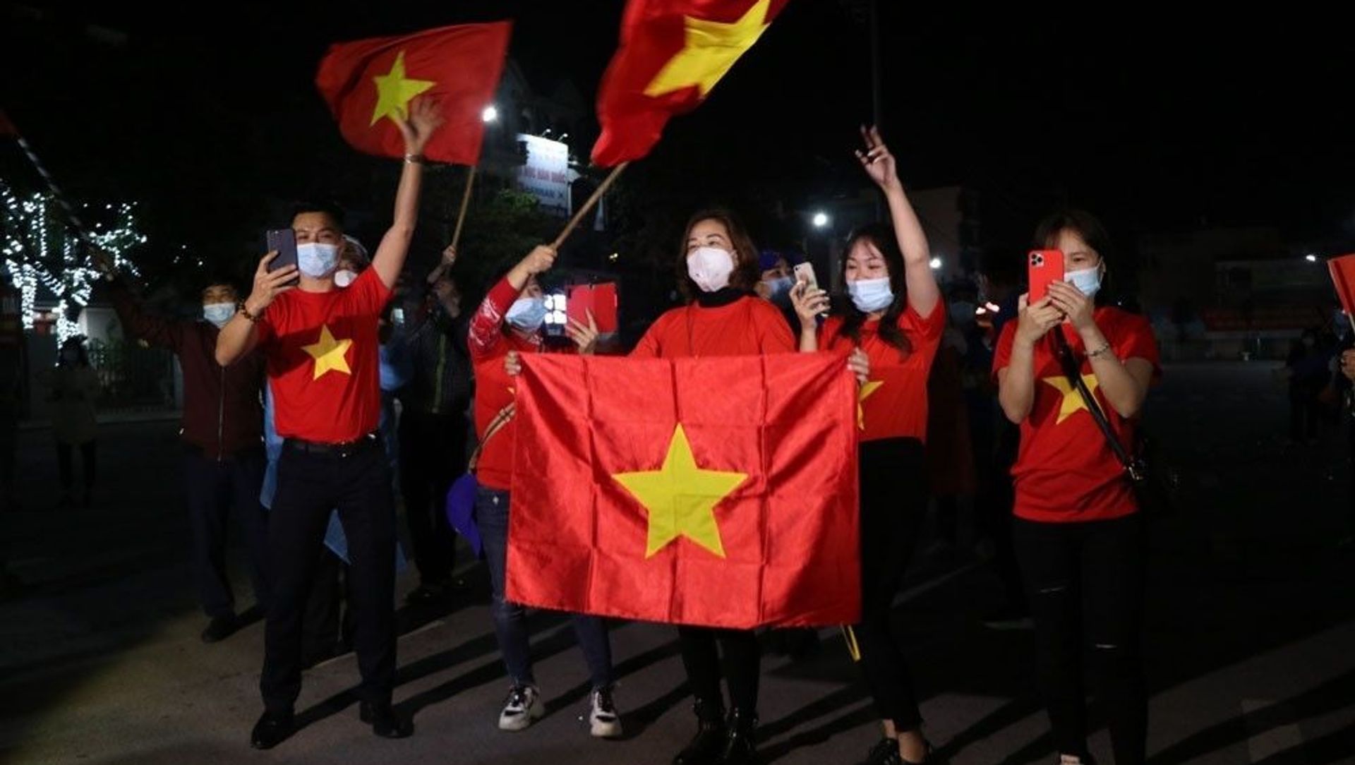 Khi chốt kiểm soát dịch COVID-19 tại quảng trường Sao Đỏ được gỡ bỏ, người dân Chí Linh mừng rỡ reo hò. - Sputnik Việt Nam, 1920, 03.03.2021