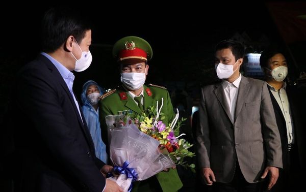 Bí thư Tỉnh ủy Hải Dương Phạm Xuân Thăng tặng hoa chúc mừng chốt kiểm soát dịch tại Quảng trường Sao Đỏ, thành phố Chí Linh hoàn thành nhiệm vụ.  - Sputnik Việt Nam