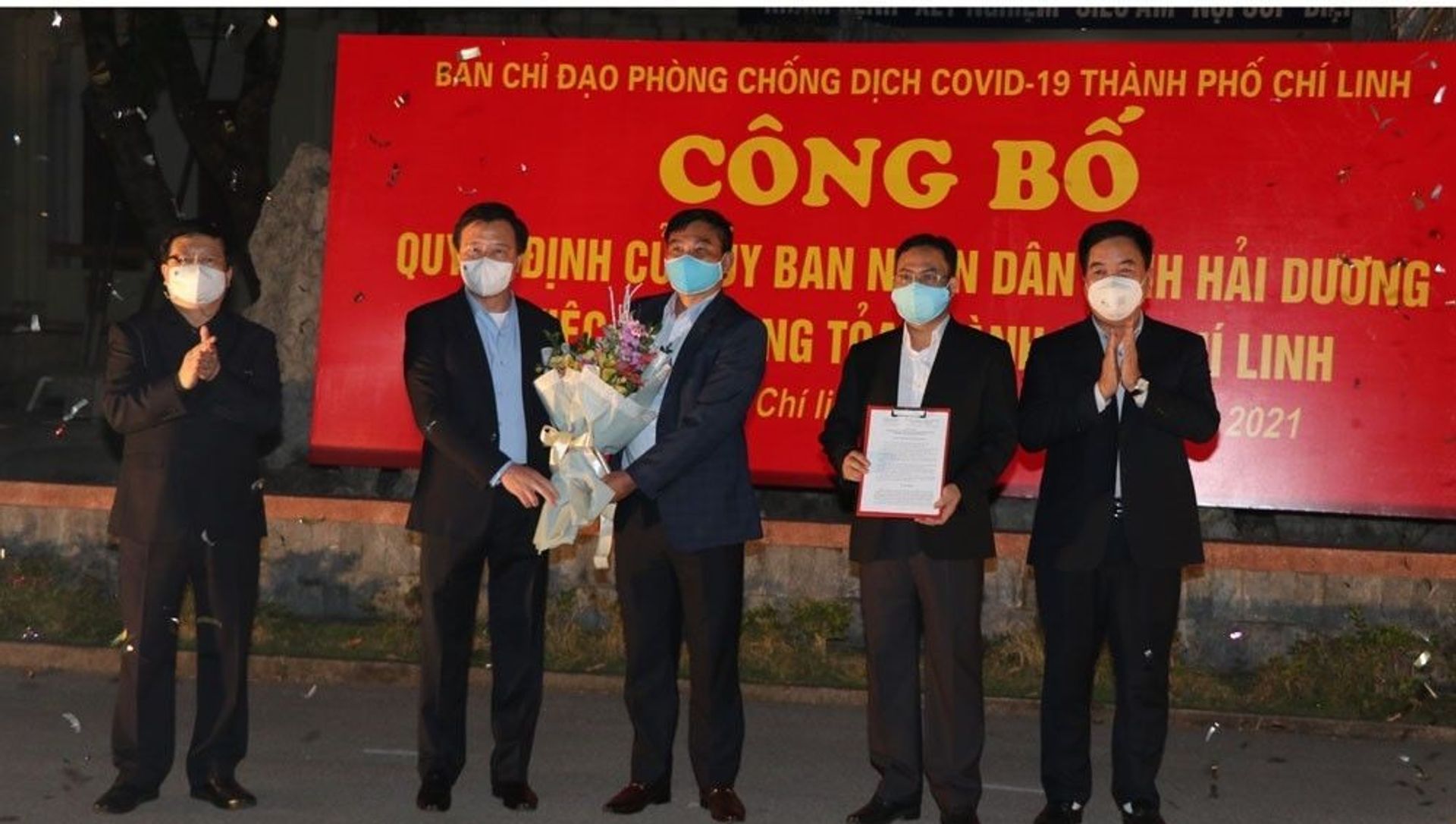 Lãnh đạo tỉnh Hải Dương trao quyết định của Ủy ban Nhân dân tỉnh về gỡ bỏ phong tỏa thành phố Chí Linh. - Sputnik Việt Nam, 1920, 03.03.2021
