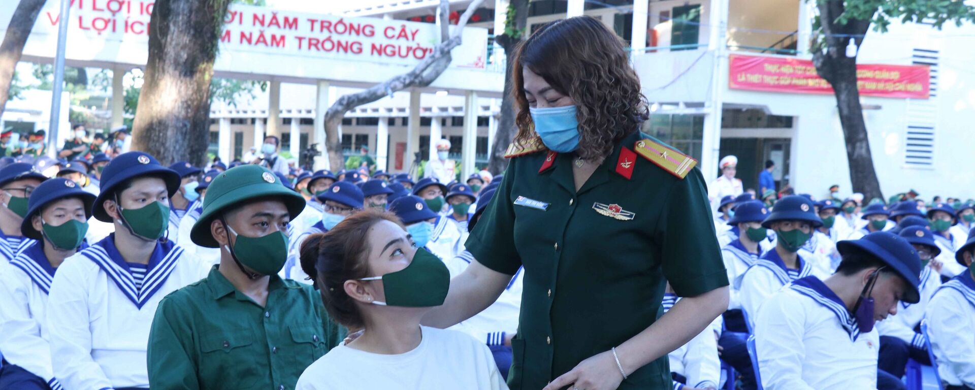 Nữ tân binh Nguyễn Đào Thúy Vy chia tay mẹ trước lúc lên đường nhập ngũ. - Sputnik Việt Nam, 1920, 03.03.2021