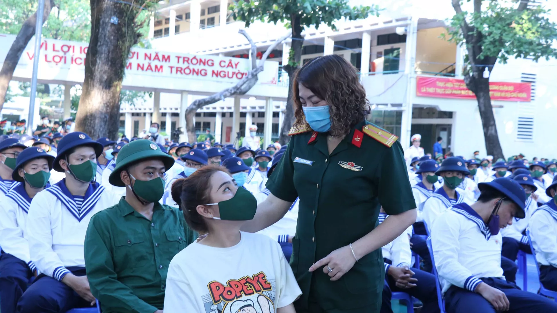 Nữ tân binh Nguyễn Đào Thúy Vy chia tay mẹ trước lúc lên đường nhập ngũ.