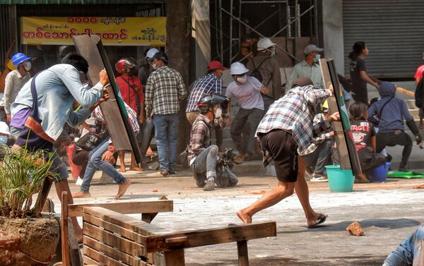 Người biểu tình với lá chắn ở Mandalay, Myanmar. - Sputnik Việt Nam