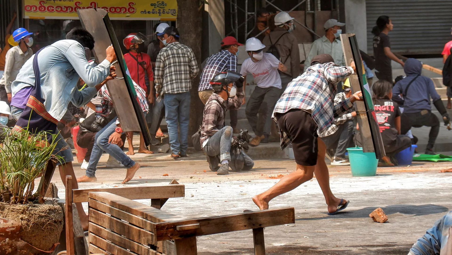 Người biểu tình với lá chắn ở Mandalay, Myanmar. - Sputnik Việt Nam, 1920, 29.03.2021
