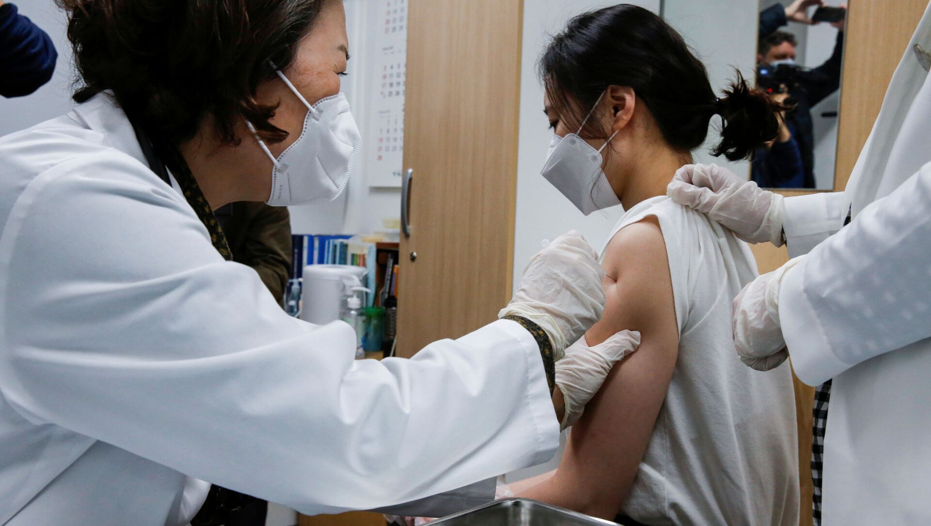 Nhân viên viện dưỡng lão được tiêm vắc xin AstraZeneca ở Seoul, Hàn Quốc. - Sputnik Việt Nam, 1920, 31.05.2021