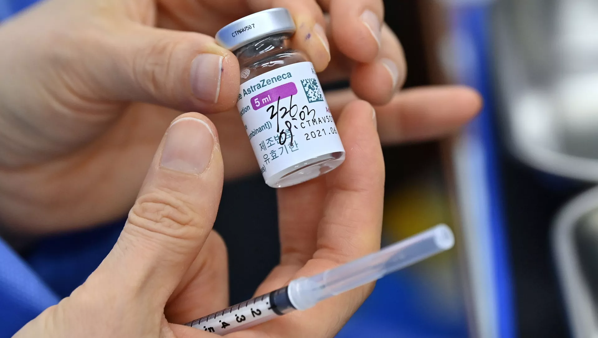 Y tá với vắc xin AstraZeneca ở Seoul. - Sputnik Việt Nam, 1920, 01.07.2021