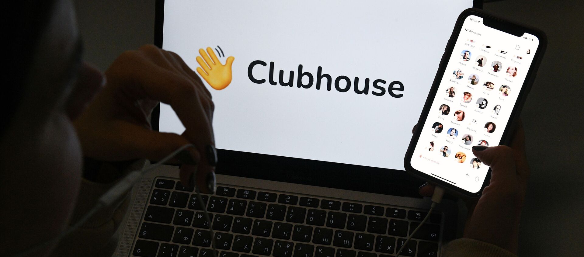 Ứng dụng Clubhouse trên màn hình điện thoại thông minh dựa trên nền của màn hình máy tính xách tay. - Sputnik Việt Nam, 1920, 03.03.2021