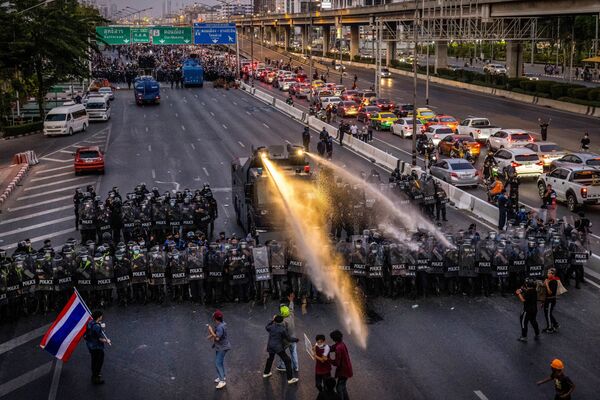 Cảnh sát giải tán cuộc biểu tình phản đối ở Bangkok, Thái Lan - Sputnik Việt Nam