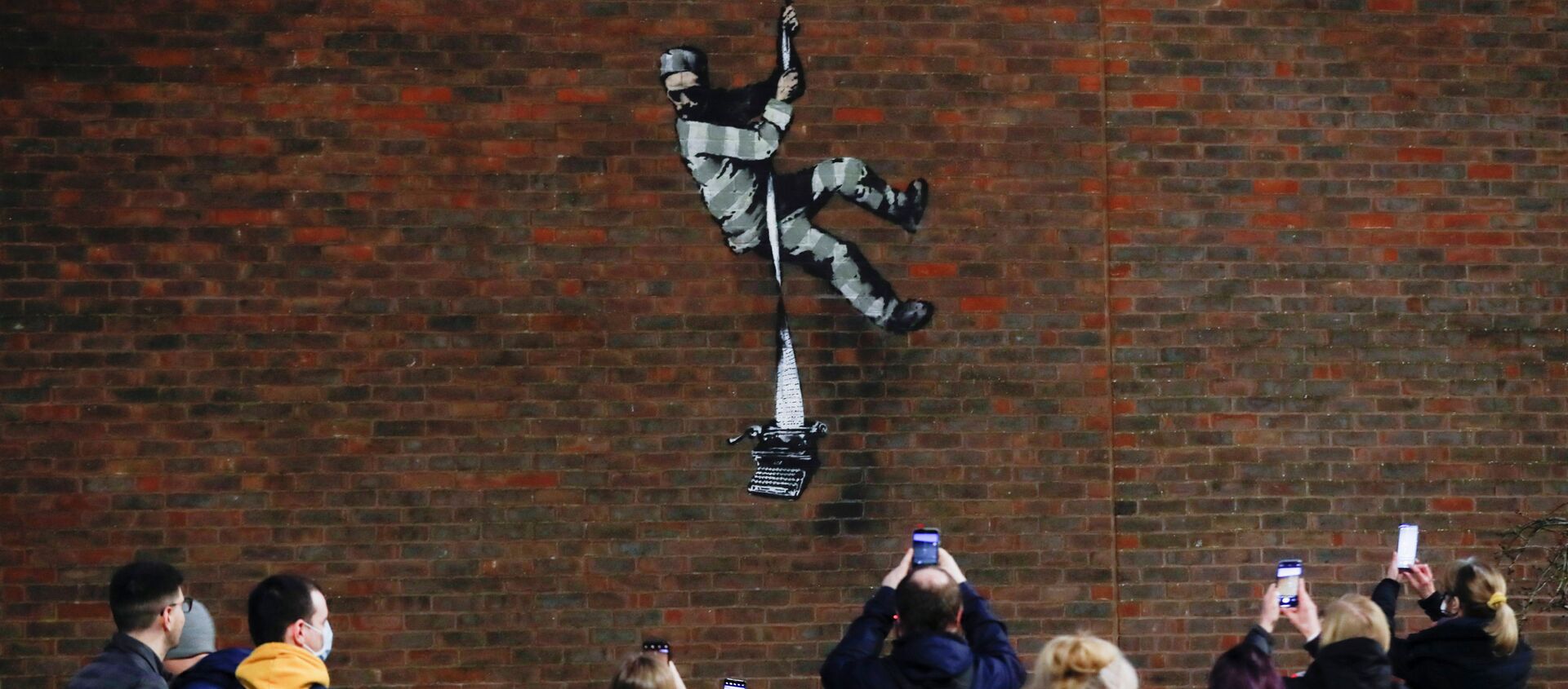 Mọi người gần tranh tường graffiti mới của Banksy - Sputnik Việt Nam, 1920, 06.03.2021