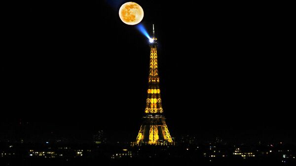 Mặt trăng trên nền tháp Eiffel ở Paris - Sputnik Việt Nam