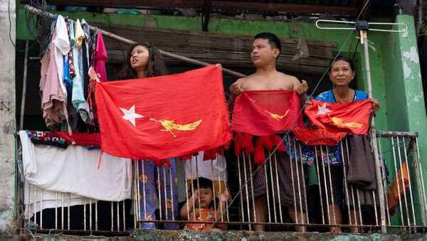 Công dân Myanmar cắm cờ trên ban công phản đối đảo chính quân sự. - Sputnik Việt Nam