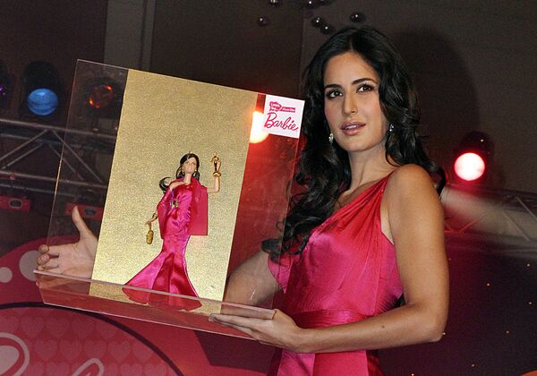 Nữ diễn viên điện ảnh Bollywood Ấn Độ Katrina Kaif trình bày búp bê Barbie lần đầu tiên ở Ấn Độ Tôi có thể trở thành một ngôi sao điện ảnh ở Mumbai - Sputnik Việt Nam