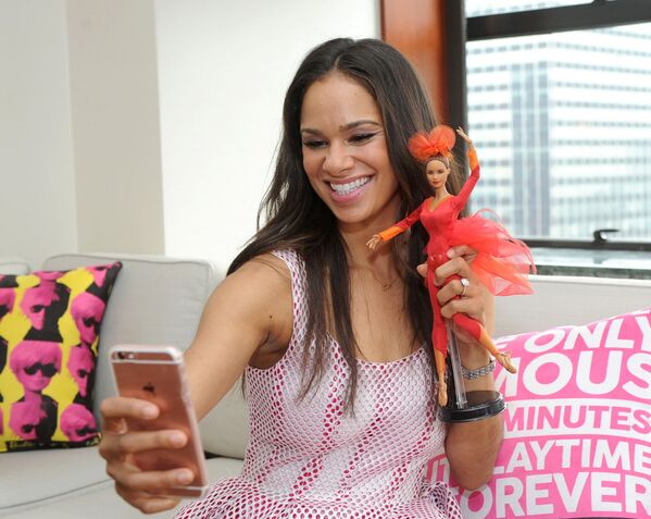 Nghệ sĩ ba lê Misty Copeland trình bày búp bê Barbie  “bản sao” của cô - Sputnik Việt Nam