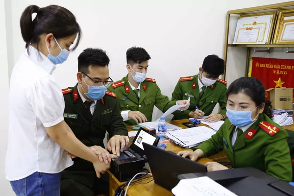 Công an phường Đồng Tâm làm thủ tục lấy dấu vân tay, làm căn cước công dân lưu động vào ban đêm (ảnh chụp lúc 21h30 tối 10/3/2021). Công an phường Đồng Tâm làm thủ tục lấy dấu vân tay, làm căn cước công dân lưu động vào ban đêm (ảnh chụp lúc 21h30 tối 10/3/2021). - Sputnik Việt Nam