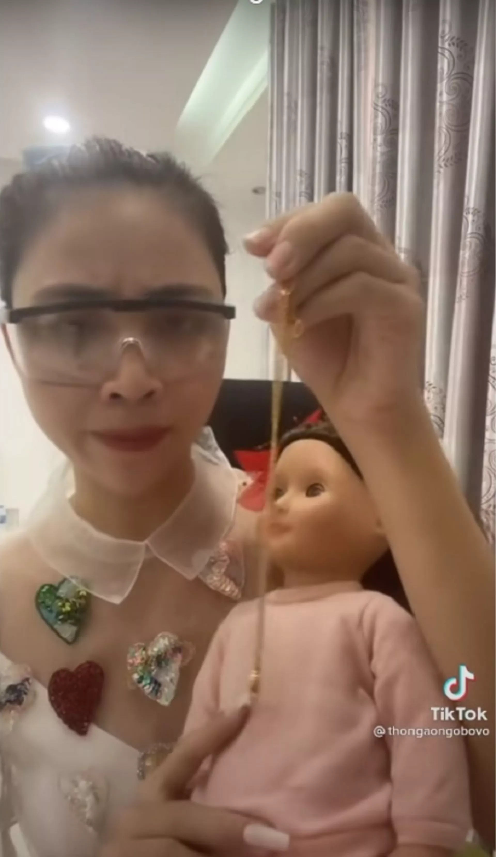 Bộ Công an, Bộ TT&TT, TikTok vào cuộc vụ Youtuber Thơ Nguyễn ‘xin vía’ từ búp bê ma Bộ Công an, Bộ TT&TT, TikTok vào cuộc vụ Youtuber Thơ Nguyễn ‘xin vía’ từ búp bê ma - Sputnik Việt Nam, 1920, 11.03.2021