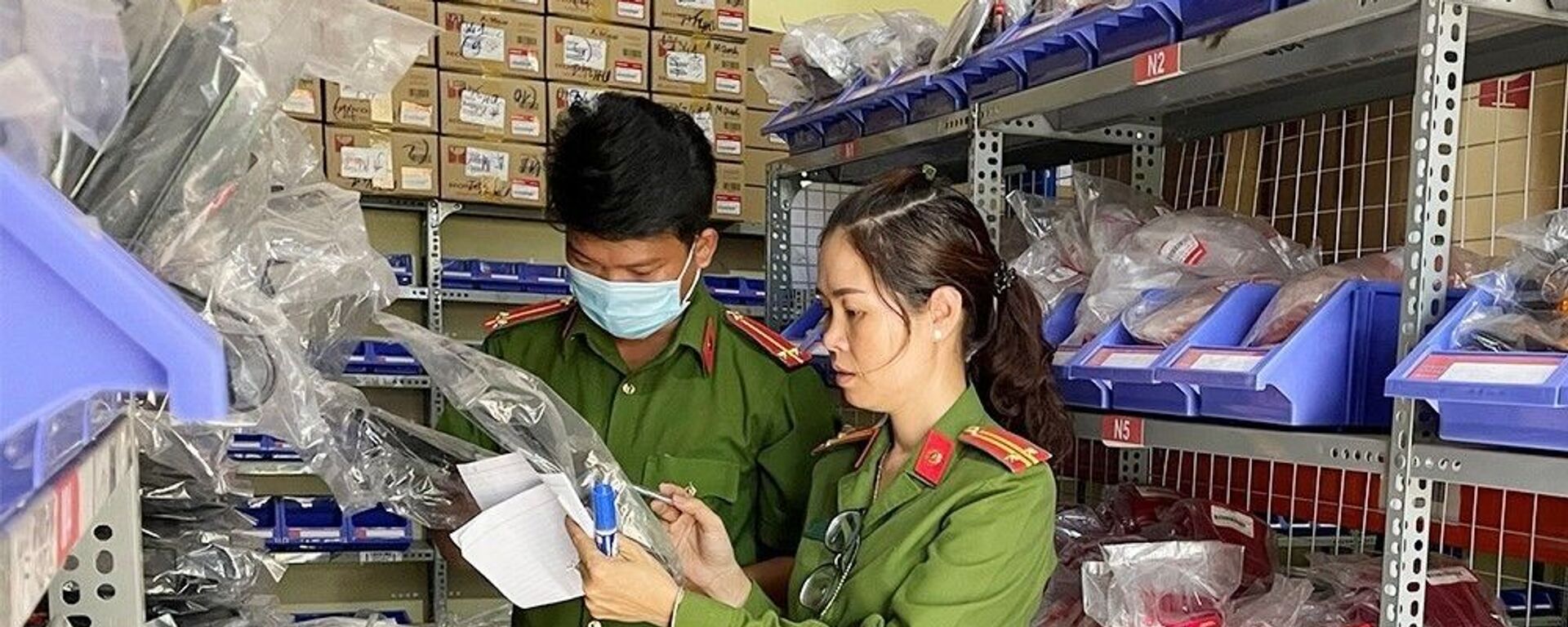 Lực lượng công an kiểm tra kho chứa hàng của Công ty TNHH thương mại và sản xuất Gia Thịnh.  - Sputnik Việt Nam, 1920, 11.03.2021