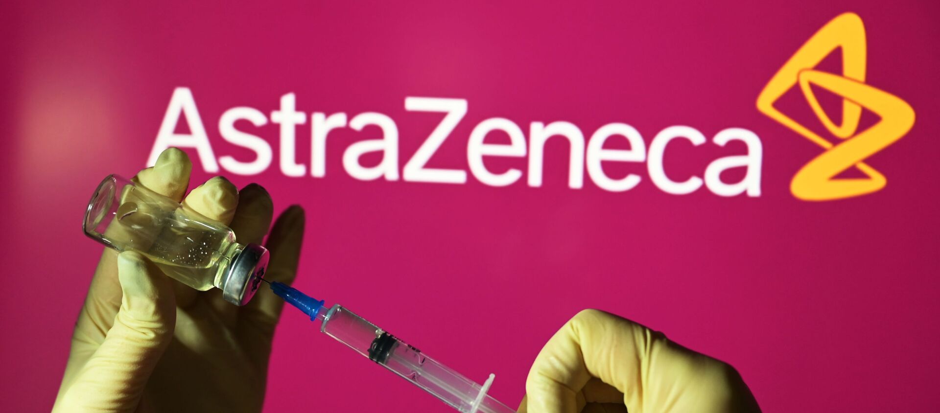 Ống tiêm và ống tiêm trên nền của logo AstraZeneca - Sputnik Việt Nam, 1920, 02.04.2021