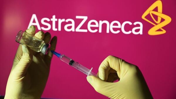 Ống tiêm và ống tiêm trên nền của logo AstraZeneca - Sputnik Việt Nam