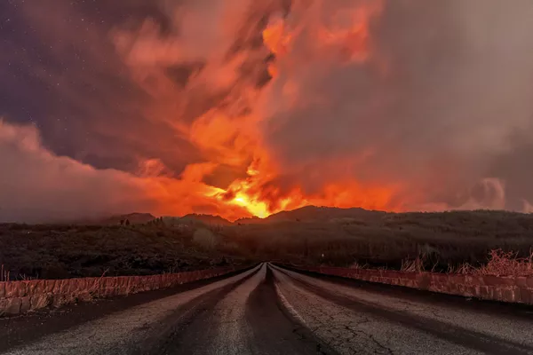Dung nham tuôn xuống từ sườn núi lửa Etna Dung nham tuôn xuống từ sườn núi lửa Etna - Sputnik Việt Nam