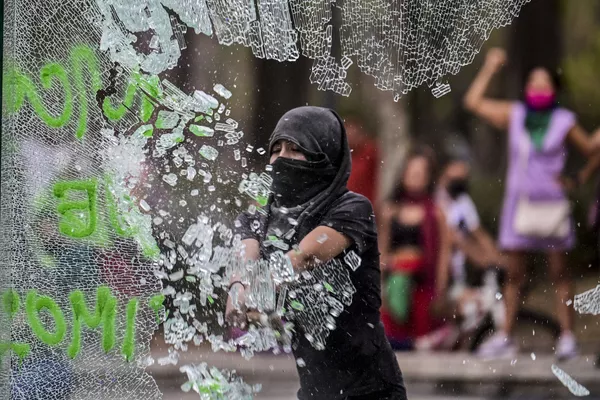 Người phụ nữ đập vỡ kính trong cuộc biểu tình nhân Ngày Quốc tế Phụ nữ ở Mexico City, Mexico Người phụ nữ đập vỡ kính trong cuộc biểu tình nhân Ngày Quốc tế Phụ nữ ở Mexico City, Mexico - Sputnik Việt Nam